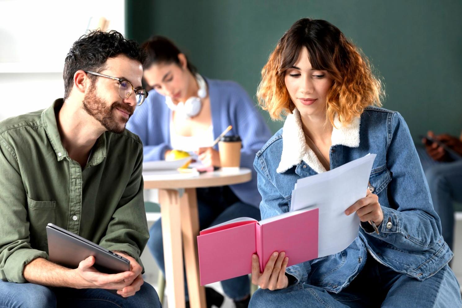 Detaillierte Finanzanalyse-Berichte mit Optimierungsvorschlägen auf modernen Bildschirmen